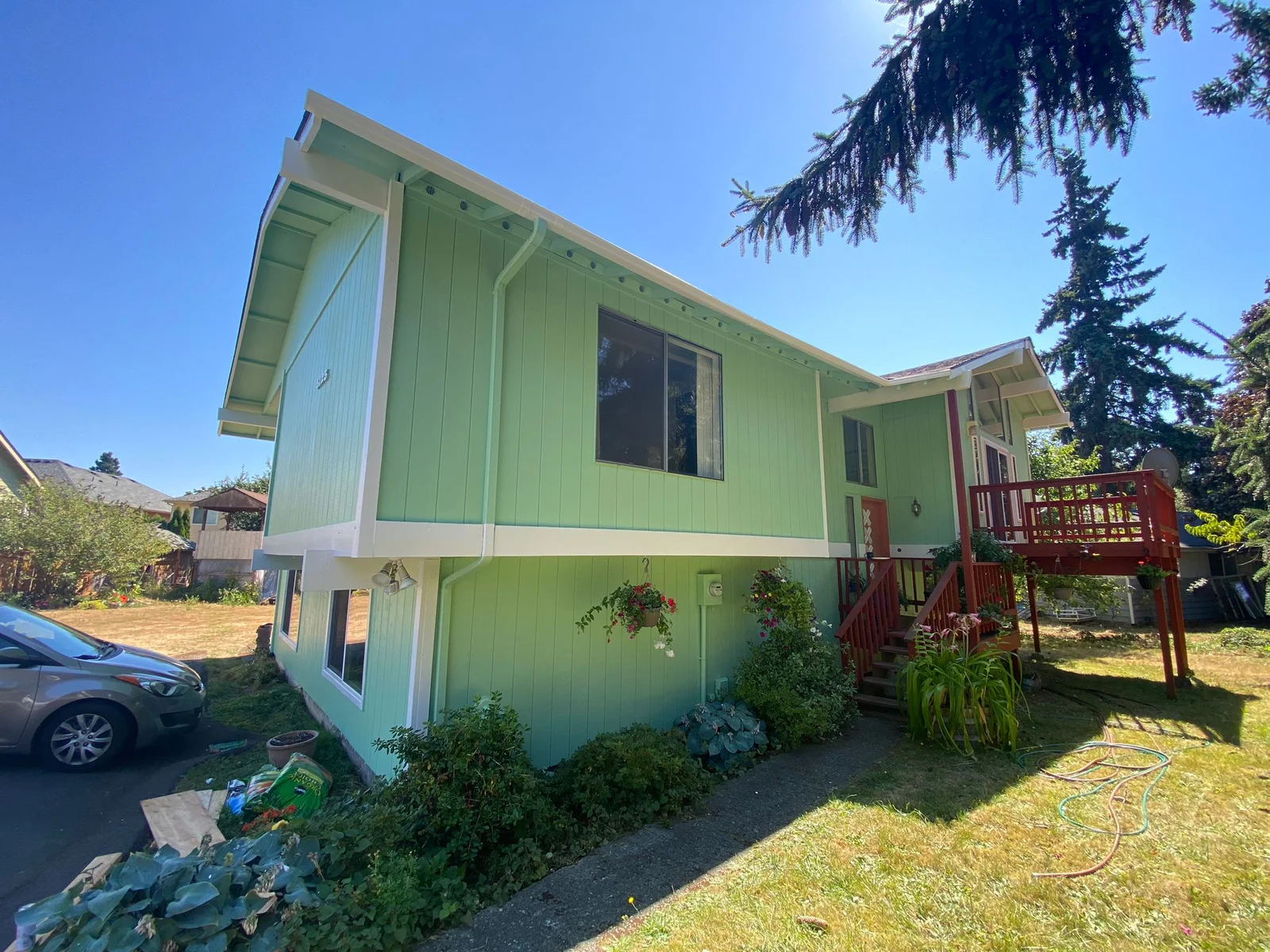 Lovely-house-in-Tukwila-WA-Relish-green-satin-for-the-siding-and-pure-withe-satin- (2)