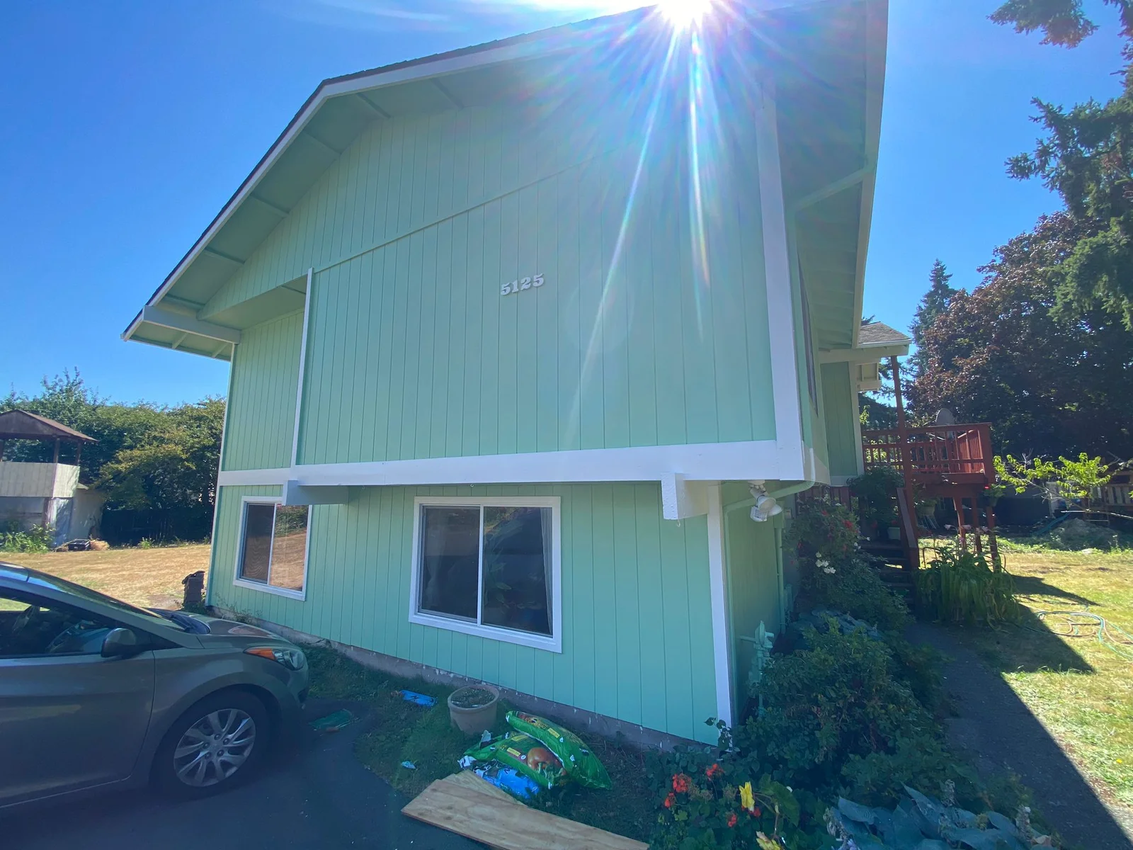 Lovely-house-in-Tukwila-WA-Relish-green-satin-for-the-siding-and-pure-withe-satin- (6)