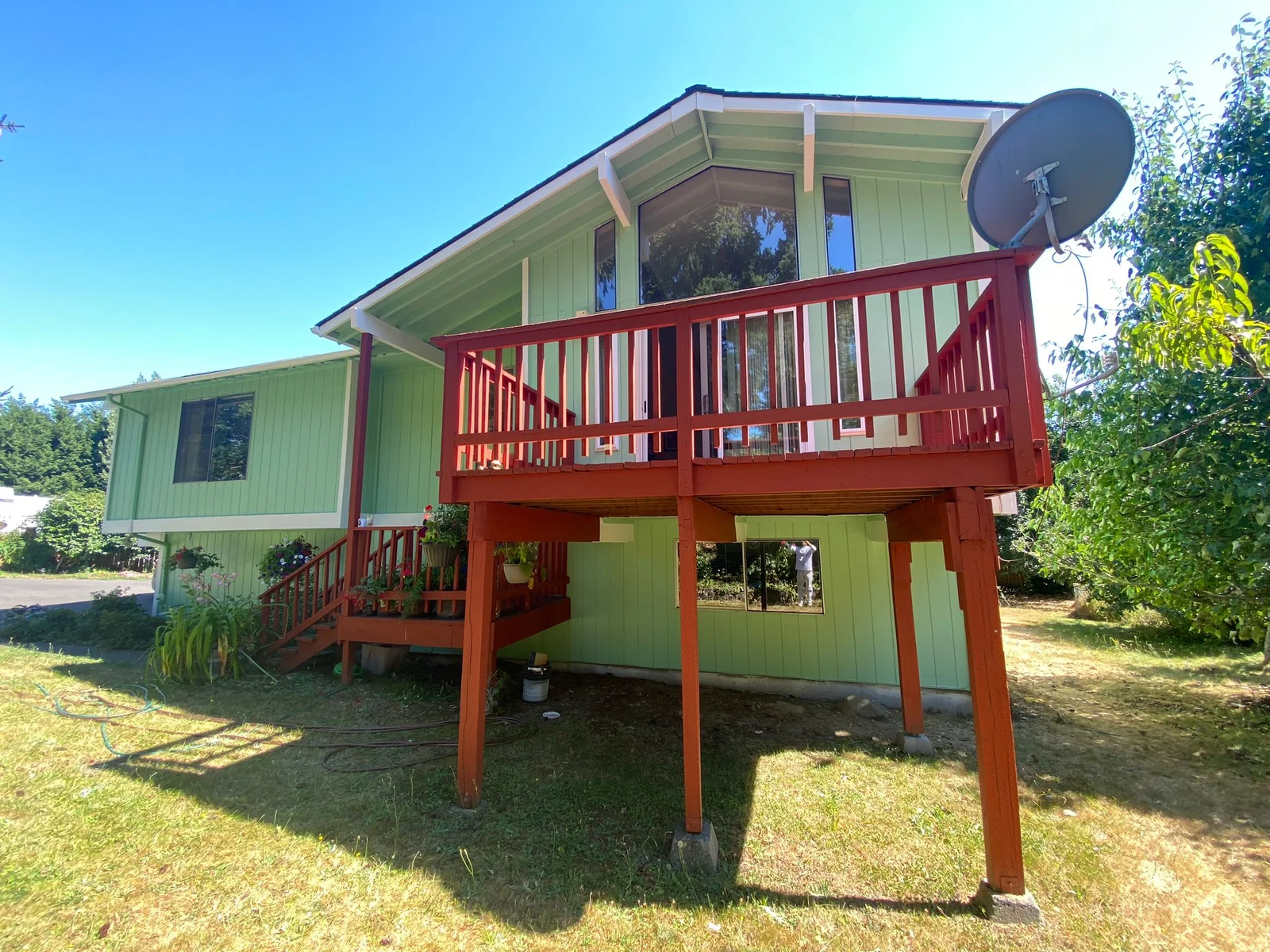 Lovely-house-in-Tukwila-WA-Relish-green-satin-for-the-siding-and-pure-withe-satin- (8)